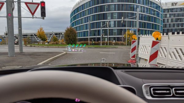 Хед-ъп дисплеят с добавена реалност има площ на визуализиране, еквивалентна на монитор с диагонал 77 инча
