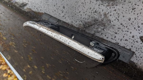 Прибиращите се дръжки на вратите спомагат тази S-класа да има коефициент на въздушно съпротивление 0.22 - не само най-ниският в историята на модела, но и един от най-ниските въобще за сериен автомобил. За сравнение класическата S-класа от 80-те години (код 126) имаше коефициент 0.37
