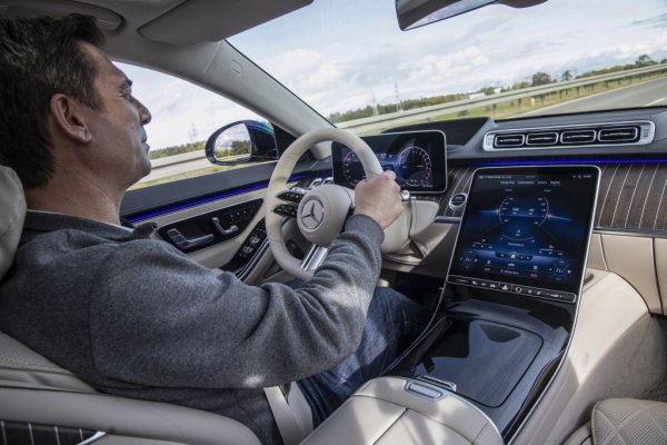 Пространството за лактите на водача се е увеличило с 3.8 см, а за пътниците отзад - с 2.3 см
