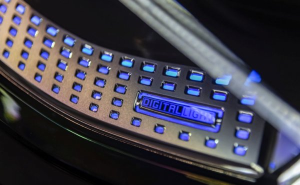Дигиталните LED-светлини разполагат с резолюция от 2.6 милиона пиксела. Във всеки фар има по 1.3 милиона микроогледала, които насочват светлинните лъчи

