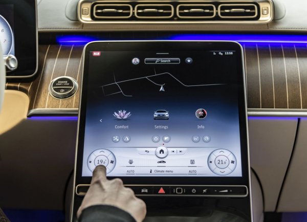 Изчислителната мощ на информационната система MBUX е с 50% по-висока от досегашната (паметта работи с 41,790 MB/сек). За разлика от системите в по-малките модели обаче, тази не е разработена в София
