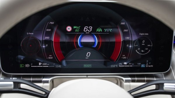 Една от новостите е опцията за "триизмерен" приборен екран пред шофьора. Честно казано, другите неща ни впечатлиха повече
