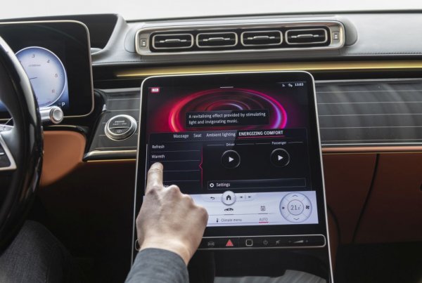 Както и в досегашното поколение, има няколко вградени програми за освежаване или пък отпускане, които комбинират въздействията на музика, климатик, масажна функция и вградената в автомобила система за ароматизиране на купето
