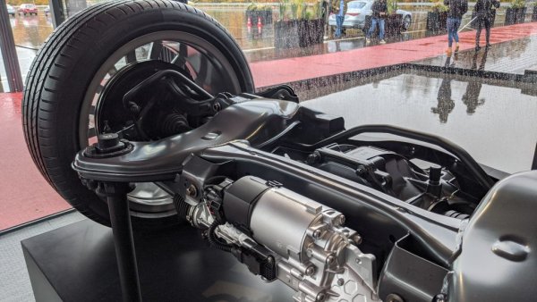 Контролният процесор на системата E-Active Body Control анализира ситуацията и пренастройва окачването 1000 пъти в секунда. При засичане на заплаха отстрани, активното окачване може да повдигне автомобила с 8 см, за да поеме удара с праговете и да предпази пътниците
