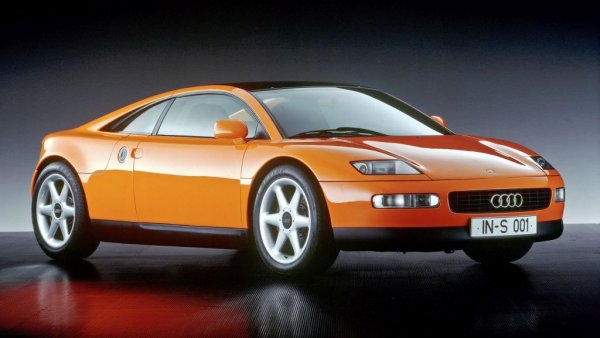 На автосалона във Франкфурт през 1991 Audi представя концепта quattro Spyder. Тежащ едва 1100 кг, той има средно разположен V6, задвижване на четирите колела и 5-степенна ръчна трансмисия. Колата е замислена за серийно производство, но влошената световна икономика осуетява плановете. 
