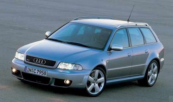 През 1999 се появява първото RS4. Достъпно само във версията Avant, тоест комби, то е построено в 6030 екземпляра. Тук дебютира четвъртата генерация на системата quattro, в която ръчно блокируемият заден диференциал е заменен от два електронно контролирани - по един на всяка ос. 
