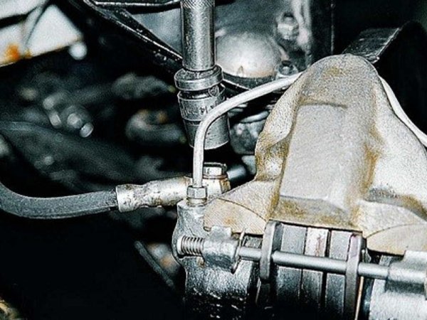 Те изкарват приблизително 10 години, като подлежат на внимателна проверка при всяка възможност. При най-малко съмнение (микропукнатини, течове, ожулвания и т.н.) - незабавно трябва да се сменят.
