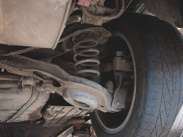 На практика те не могат да се разпаднат на парчета, незабавно лишавайки колата от контрол. Следователно трябва да бъдат заменени в съответствие с действителното състояние.
