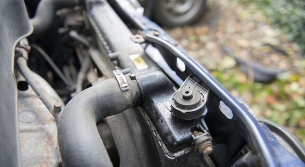 Срокът на експлоатация е приблизително 10 години. В допълнение към небрежния си вид, старите уплътнения причиняват мръсотия, шум и други проблеми. Подмяната се извършва според действителното състояние.
