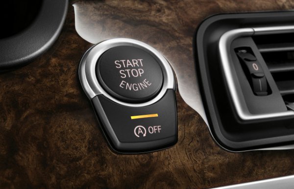 Системата, която изключва двигателя по време на кратки паузи в движението на автомобила и след това го стартира отново, не се харесва на много шофьори, като за това си има и конкретна причина. Натоварването на стартера и акумулатора нараства, като това се отразява дори на двигателя.

Повечето от валовете в него се въртят върху хидродинамични лагери. Тоест валът не влиза в контакт със стените на отвора, в който работи, и благодарение на масления клин се върти „безконтактно“ с малко триене и практически без износване.

Когато двигателят спре, масленият клин изчезва, а валовете „падат" - те се притискат към повърхностите. Коляновият вал се избутва надолу заради тежестта си, а разпределителните валове се избутват нагоре от пружините на клапаните. След кратко време системата „старт-стоп" ги издърпва, като резултатът е разграждането на метални микрочастици и ежедневно износване.