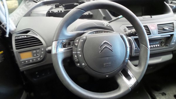 В средата на първото десетилетие от новия век, Citroen решиха да внедрят една доста интересна, но и леко шантава идея за волана на C4 Picasso. Така, основата на волана седеше неподвижна (както и бутоните на нея), докато самият кръг отстрани се въртеше. Авангардно решение, което, обаче, не допадна особено много на клиентите.