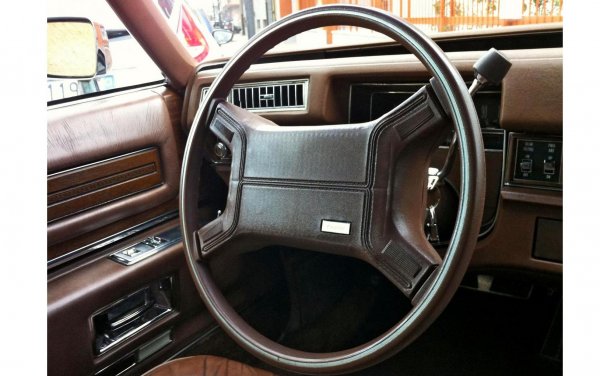 Toronado е доста забавен "звяр": със 7-литров V8, постигащ почти 390 конски сили и предно задвижване. Но дългата 5,4 метра американска машина има едно интересно нововъведение - тя е първият автомобил, с интегрирана във волана въздушна възглавница.