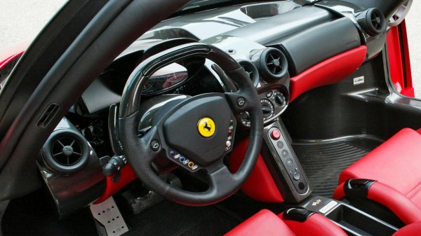 Много фенове на Ferrari смятат, че 458 е първият модел на марката, в който повечето бутони и функции на автомобила са разположени на волана. Всъщност това да голяма степен е направено при Enzo, на чиито футуристичен волан са разположени куп важни неща - от мигачите, до индикаторите и различните режими.