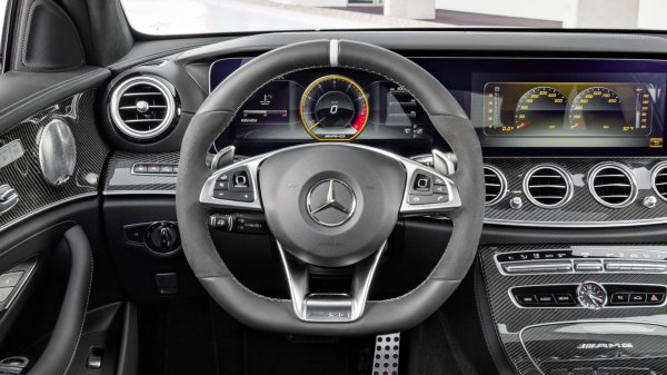 Една иновация, която не сме сигурни дали е повече добра, отколкото лоша, но все пак е интересна. Настоящият E-Class има на волана си чувствителни на докосване подложки, с които да контролирате безкрайните менюта. Доста сложно за използване, но се опасяваме, че и останалите производители ще копират решението някой ден.