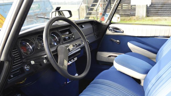 Знаменитият DS буквално кипи от иновации, когато е представен, и дори воланът не е изключение. Последният е с една-единствена спица, като по този начин дава почти безграничен поглед върху инструменталното табло. Освен това подобрява сигурността при удар - нещо много важно преди ерата на въздушните възглавници.