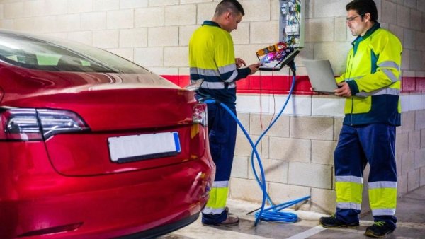 При различните модели подмяната на батерията е различно сложен процес. Dacia обявява 2.4 работни часа за смяна при Spring. При Nissan Leaf са нужни между 2.3 и 2.6 работни часа. Renault Zoe се нуждае от 3.8 часа, Honda e - 4.4 часа, Kia e-Niro - 6.9 часа, а новата Kia EV6 - цели 9.5 часа. В Германия средната цена на труда в официалните сервизи е около 200 евро на час. В България тарифите варират от 45 лева до над 160 лева на час. 

