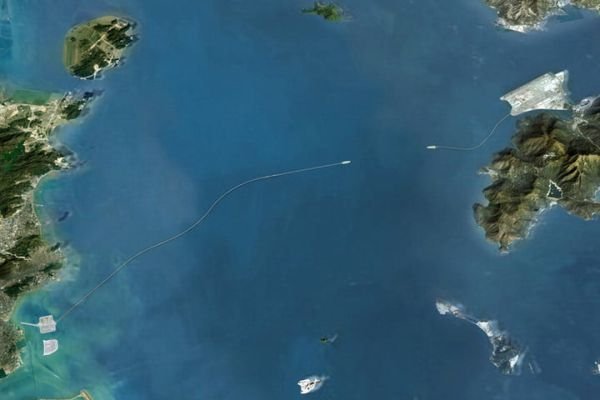 Какво: Най-дългият презморски мост
Къде: Китай, свързва Хонконг и Макао
Това почти 50-километрово съоръжение всъщност се състои от два отделни моста, свързани с тунел, и три изкуствени острова. То съкрати времето за пътуване от Макао до Хонконг от досегашните четири и половина часа до 40 минути, и осигури на другите градове в региона удобен достъп до хонконгското пристанище, които трябва да увеличи значително икономическия растеж на цялата провинция. Но и цената си я бива: 10 милиарда долара.
