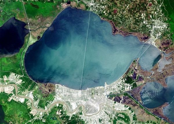 Какво: Най-дългият цял мост
Къде: Езерото Пончатрейн, Луизиана, САЩ
С обща дължина 38.4 км, този мост от 1956 отстъпва на хонконгския, но си запазва мястото в книгата на Гинес, защото за разлика от китайския проект не се състои от отделни секции, а е един цял мост.
