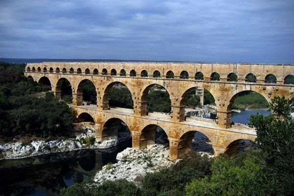 Какво: Прецизно инженерство от времето на Христа
Къде: Ним, Южна Франция
Древноримският акведукт, който доставял прясна вода от 50 км разстояние за жителите на Ним (тогава Немаусус), в един момент трябвало да прекоси река Гардон. Римските инженери се справили със задачата по удивителен начин - творението им не само продължава да стои две хилядолетия по-късно, но и все така смайва с прецизността си - разликата във височината му от единия до другия бряг е едва 2 см, точно колкото да се движи водата.
