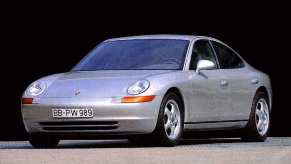 Дали случайно някой арабски шейх не е поръчал 911 996 с по-голямо междуосие и четири врати? Ето как изглежда 989, но това е проект, датиращ от края на 80-те години, по-точно 1988 г., за да се предлага на пазара мощен и бърз седан заедно с 928. Докато линиите биха ви накарали да се замислите за офроуд превозно средство, архитектурата предвиждаше нов 3,6-литров V8 с мощност 300 к.с. и задно задвижване.