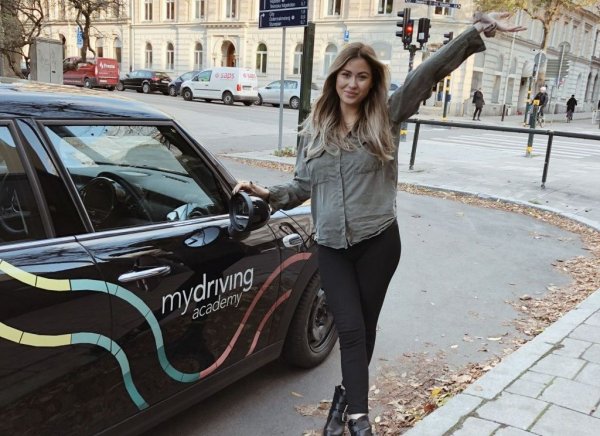 В тази страна със суров климат обучението през зимата е задължително. Там е един от най-трудните теоретични изпити, който отнема 45 мин. През това време курсистите трябва да отговорят на 70 въпроса. Важно е не само да отговорят правилно на всички, но и да го направят бързо.
