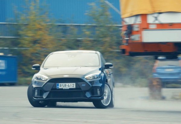 В тази скандинавска страна е наложително в етапа на обучение да се изучат техниките за шофиране в сложни ситуации, при които е възможно да се стигне до инцидент. След успешно обучение и полагане на изпитите, финландците получаван временни права за 2 години. През този период младите шофьори не трябва да допускат сериозни нарушения на правилата за движение по пътищата.
