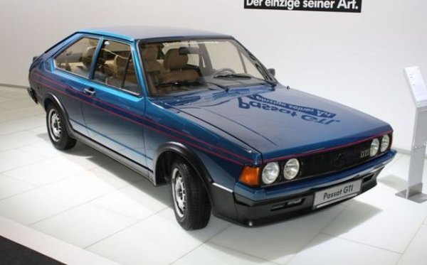 Още първото поколение на Passat има спортна версия, но в интерес на истината от нея е направен само един екземпляр. Прототипът Volkswagen Passat GTI излиза веднага след Golf GTI през 1977 г. Ръководството на Volkswagen обаче решава, че подобен автомобил няма да предизвика интерес. Две години по-късно на пазара е предложен Passat GLI, който представлява компромис между стандартна „гражданска” версия и чисто спортен GTI.

