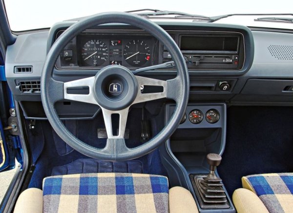 Passat B1 във версиите GLI и GTI са обединени от двигателя – 1,6-литров с 4 цилиндъра от Golf GTI. Останалото обаче е различно – GTI има по-твърдо окачване и по-добри спирачки. Сега единственият по рода си Passat GTI е изложен в музея на компанията във Волфсбург.
