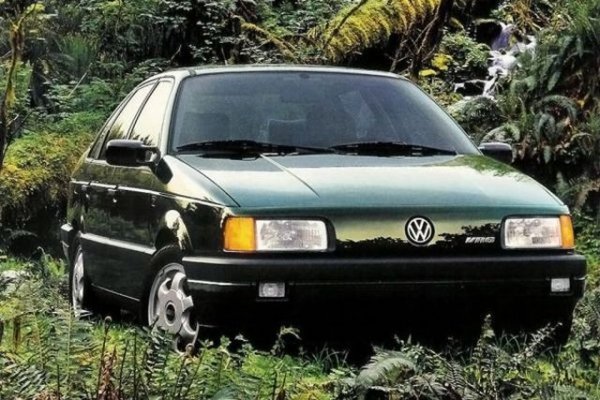 В началото на 90-те години Volkswagen представя революционен двигател VR6, чиято обем е 2,8 или 2,9 литра. Той дебютира на флагманите на марката по това време Corrado и Passat. Така се ражда „вълк в овча кожа” - Passat VR6, който въпреки обичайния си сдържан външен вид разполага с впечатляваща мощност и взривна динамика.

