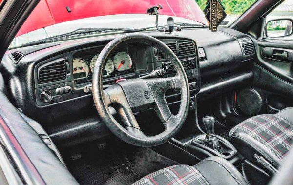 Първоначално двигателят развива 174 к.с. и 235 Нм, но по-късно се появява модификация syncro със задвижване на четирите колела, при която мощността се увеличава. Като цяло версията VR6 е доста рядка, особено извън Германия.
