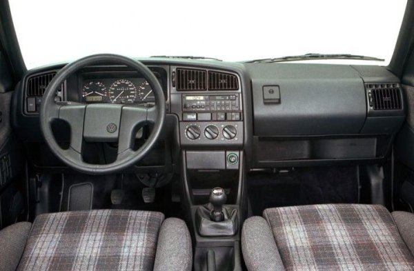 Passat G60 се предлага само със задвижване на четирите колела, благодарение на което ускорява от 0 до 100 км/ч за 9 секунди. Максималната скорост е 210 км/ч. За разлика от версия VR6, за G60 не се предлага автоматична скоростна кутия в Европа.
