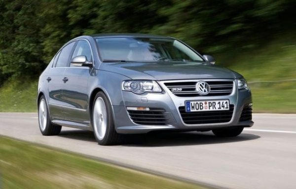 Passat R36 дебютира при 6-ото поколение на модела и си остава най-спортният Passat в историята. Числото 36 показва обема на V6 мотора – 3,6 литра, като той развива 300 к.с. Ускорението от 0 до 100 км/ч отнема 5,6 секунди, а максималната скорост  е 250 км/ч.
