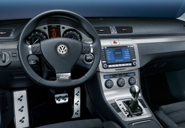 Освен мощен двигател, R36 предлага и други забележителни качества – преработено окачване и специална спирачна система. За времето си автомобилът е определян от журналистите като „RS4 за бедни”, като отстъпва на модела на Audi единствено като технически характеристики. Версията R36 се предлага и като комби.
