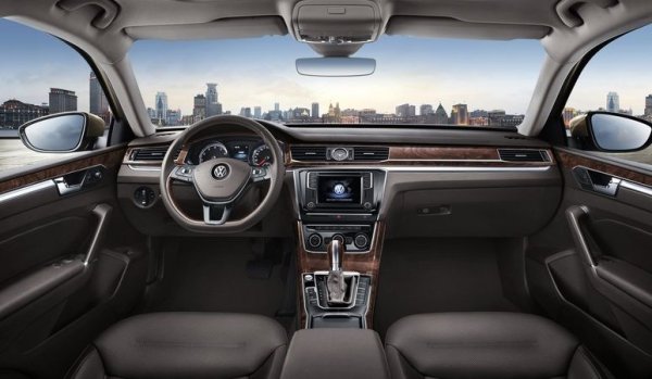 В САЩ обаче се предлага Passat GT, който разполага с 3,6-литров мотор с 6 цилиндъра, развиващ 284 к.с. и 350 Нм. Задвижването е само предно, а цената стартира от 39 090 долара.
