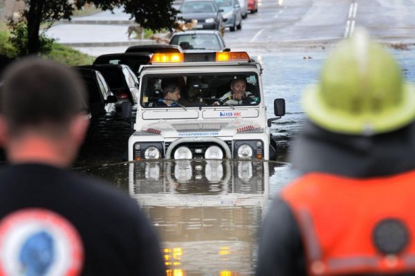 Дъждът вкара във воден капан 20 коли в софийски подлез. Снимка: Булфото