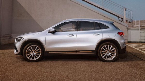 След цяла петилетка на върха в премиум сегмента в Европа Mercedes отново връща първото място на конкурента BMW. Пазарният дял на марката от Щутгарт обаче пораства с половин процент до 5.9%. 
