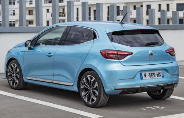 Над една четвърт спад за Renault, която отстъпва две позиции под обичайното си второ място в ЕС. Пазарният дял е 6.4%. 
