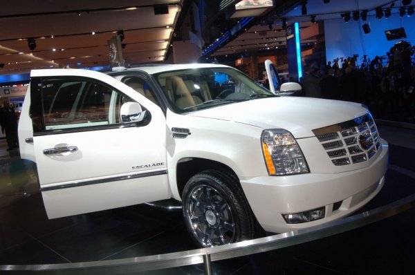 Cadillac Escalade 6.2 V8, цена за различните нива на оборудване от 70 000 - 74 000 евро 