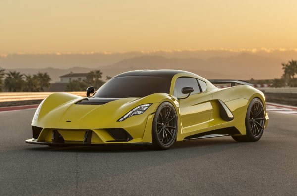 Въпреки, че е по-мощен, Hennessey Venom F5 изостава като бързина. Американското купе разчита на 6,6-лиров V8 с два тубокомпресора, като на изпитания на стенд двигателят показа мощност 1842 к.с. и 1620 Нм. Това донесе прякора Fury на автомобила.

Предполага се, че ускорението от 0 до 100 км/ч при тази Фурия ще отнема 2,3 секунди. Толкова са нужни и на пистовото купе с мощност 1176 к.с. Aston Martin Valkyrie AMR Pro, а максималната скорост на F5 ще превиши 484 км/ч.
