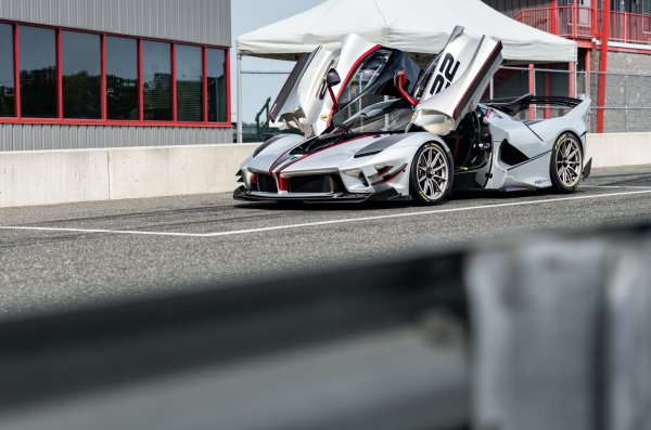 Пистовият хибрид Ferrari FXX-K Evo няма достъп до обществени пътища, но пък ускорява от 0 до 100 км/ч за 2,5 секунди. Клиентите на компанията от Маранело могат да завъртят няколко обиколки на пистата, ако искат. Същоно време записват Aston Martin Valkyrie и новото Ferrari SF90 Stradale.

FXX К Evo се задвижва от хибриден агрегат, в чиято основа е 6,3-литров V12 и електромотор със 190 к.с. Сумарната мощност е 1050 к.с. и 900 Нм. Агрегатът е свързан със 7-степенна роботизирана скоростна кутия с два съединителя от болид от Формула 
