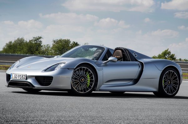 Средномоторното купе 918 Spyder разчита на 4,6-литров V8, на който помагат два електромотора. Единият е поставен между двигателя с вътрешно горене и скоростната кутия, а вторият - на предна ос. Сумарно хибридният агрегат развива 887 к.с. и 1280 Нм, които са достатъчни за ускорение от 0 до 100 км/ч з 2,6 секунди.

Същото време записват и други не по-малко интересни машини - Bugatti Veyron Grand Sport Vitesse, Pagani Zonda Revolucion, Nissan GT-R Nismo и електрическото купе Rimac Concept_One.
