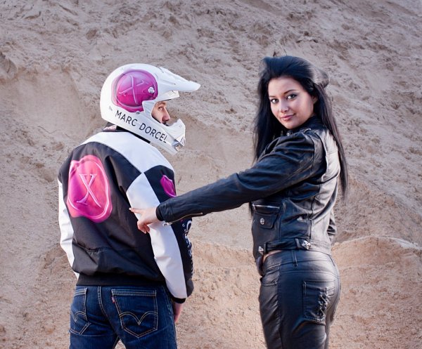 Дакар 2011 - Порнозвездата Ана Полина краси мотора на каращият с култовия №69 френски мотоциклетист Юго Пайен