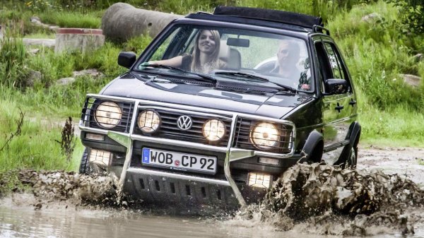 Още през 1986 година VW имаше по-добри идеи от T-Cross, T-Roc и т.н. Взимаме един Golf, повдигаме му окачването и слагаме примитивна, но надеждна система за задвижване 4х4. Allroad на Audi още ли ви изглежда като оригинална идея?
