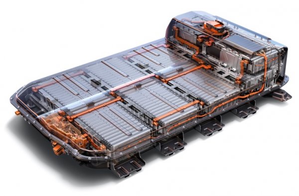 Някои производители на електромобили вече използват високоволтови системи и техните машини се отличават драстично в това отношение от хибридите. 
При други разликата е по-малка. Ford например ползва хибридни електрически системи с таван около 400 волта. 
Повечето литиево-йонни клетки оперират при 3.6 волта. Събирането на 76 такива клетки в батерията на хибридния F-150 дава 274 волта. При плъг-ин хибрида Escape клетките са 84, което дава общ волтаж от малко над 300 волта. 
При електрическия Mustang Mach-E обаче има цели 376 клетки, които, ако се сумират, биха надхвърлили доста максималния волтаж на системата. Затова те се монтират в четири отделни секции от по 94, всяка общо 343 волта, които после се свързват паралелно. 

