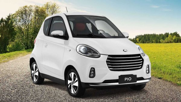 В основата на малкия Elaris Pio е китайският модел Zotye E20. Размерите - 2,81 метра дължина, 1,54 метра ширина, 1,55 метра височина и междуосие от 1,76 метра, са приблизително същите като на Smart Fortwo. Батерия с капацитет от 27 кВт/ч захранва електрическия мотор с мощност 49 к.с. От Elaris оценяват консумацията на енергия на 9,7 кВт/ч на 100 км, като пробегът по WLTP трябва да бъде 225 км. Теглото на колата е 895 кг, като максималната скорост е 105 км/ч.