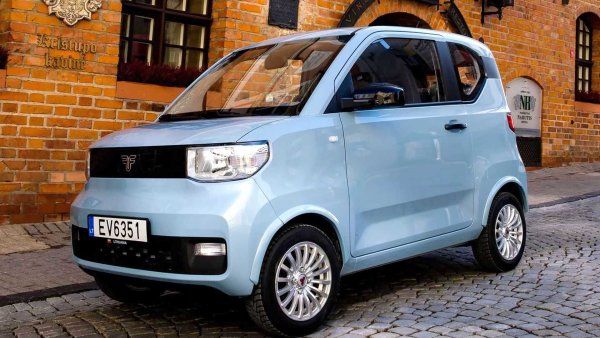 Едно не съвсем неоснователно предубеждение срещу електрическите автомобили е, че  те просто са твърде скъпи. Цената на FreZe Nikrob EV започна от 9999 евро. Моделът се произвежда в Латвия, като в основата му е китайският  Wuling Hongguang Mini EV, който е дълъг само 2,92 метра и се продава като топъл хляб в родината си. Задвижването става с мотор с 45 к.с., които са достатъчни за развиване на скорост от 110 км. Батерията е литиево-железно-фосфатната батерия с капацитет 16 кВт/ч. Те трябва да стигнат за около 200 км пробег.