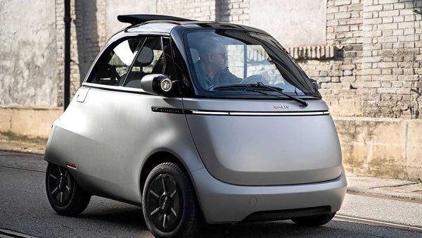 Колата в ретро-стил развива мощност от 17 к.с., като има пробег от 230 км. Обемът на батажника е 230 литра. Според експерти,  Microlino от Micro е най-добрият автомобил в този клас, като е единственото превозно средство в тази категория, което има самоносеща каросерия. Това подобрява качеството, издръжливостта и безопасността в сравнение с  конвенционалните тръбни рами, използвани обикновено в клас L7e/L6e. 