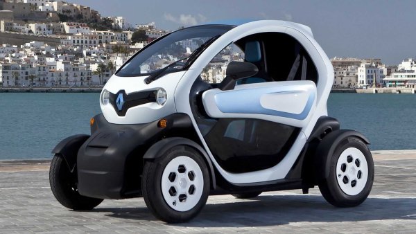Класиката сред електрическите минимобили е Renault Twizy, който се произвежда от 2011 г. В дългата 2,34 метра кола двама души седят един зад друг. При товарната версия задната седалка е заменена с малък багажник. По-слабата версия, която развива само максимум 45 км/ч, може да бъде управлявана от младежи под 16 години, за по-мощния вариант с максимална скорост от 80 км/ч е необходима шофьорска книжка. 