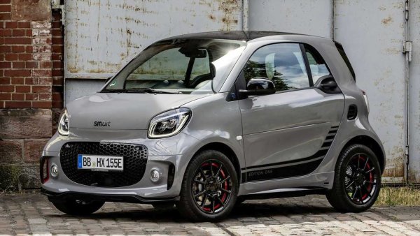 Бъдещият Smart ще бъде компактен електрически SUV. Но все още се предлага Fortwo EQ с 81 к.с., който е дълъг 2,70 метра. Той се задвижва от електрически мотор на Renault. Максималната скорост е 130 км/ч, а пробегът - около 160 км. Сред недостатъците на този модел е високата му цена. Предлага се и като кабриолет.