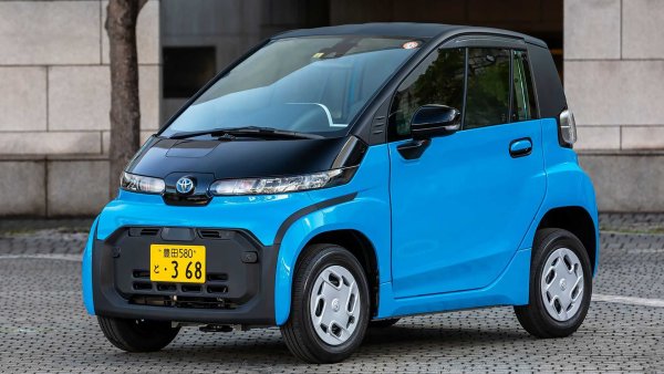 Преди година Toyota представи малък електрически автомобил, наречен &bdquo;C + pod&ldquo;, но първоначално го продаваше само на определени корпоративни клиенти и общини. В бъдеще обаче електрическото миниатюрно устройство ще се предлага сободно, но засега все още се дава под наем от дилъри в Япония.  С дължина от по-малко от 2,50 метра, колата все още е с 20 см по-къса от Smart Fortwo. Предлага две места, като отделението за багажа не е дълбоко, но е широко и високо. Мощността не е уточнена, но максималната скорост е 60 км/ч. Литиево-йонната батерия осигурява пробег от 150 км.